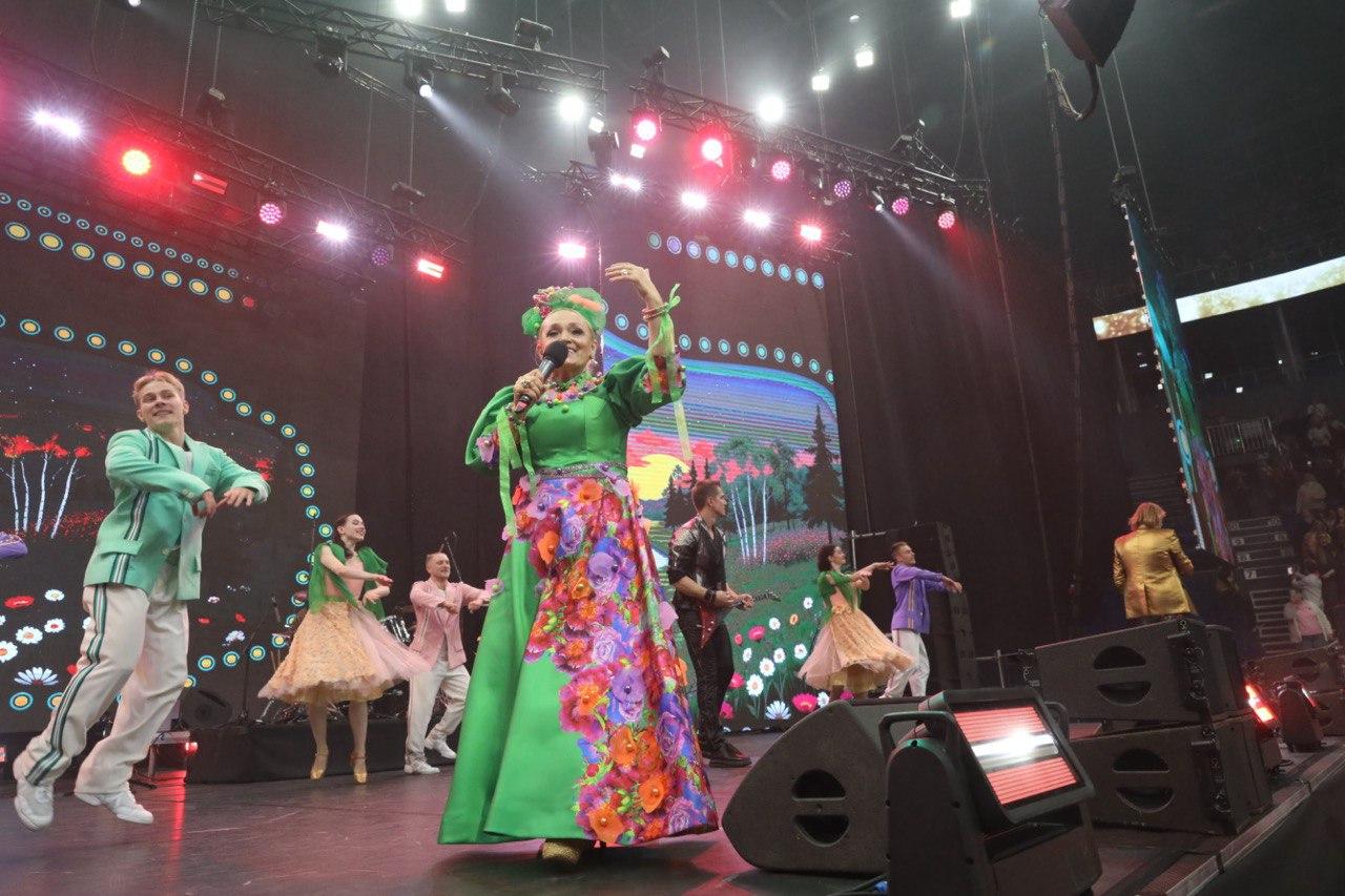 Фото Пять образов Надежды Кадышевой: солистка «Золотого кольца» удивили фанатов яркими платьями на концерте в «Сибирь-Арена» 6